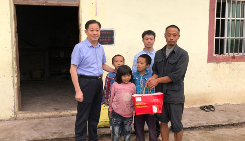 走访慰问朱沱镇贫困户