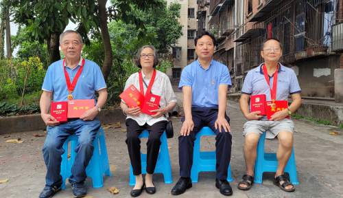 凤凰湖产业促进中心党工委副书记、主任蒋光奎看望公司在党50年老党员